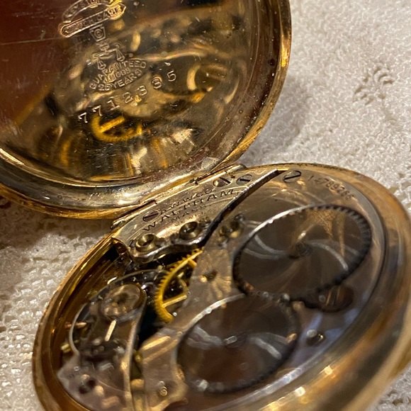 Ladies WALTHAM gold filled pocket watch - Picture 3 of 4